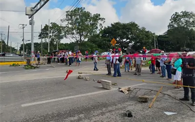 Manifestantes bloquean el puente Los Monos en Villahermosa, Tabasco; exigen pagos al gobierno