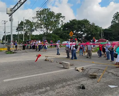 Manifestantes bloquean el puente Los Monos en Villahermosa, Tabasco; exigen pagos al gobierno