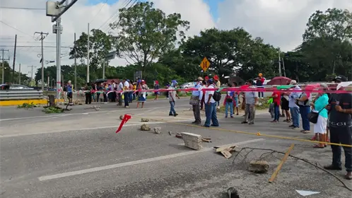 Manifestantes bloquean el puente Los Monos en Villahermosa, Tabasco; exigen pagos al gobierno Manifestantes bloquean el puente Los Monos en Villahermosa, Tabasco; exigen pagos al gobierno