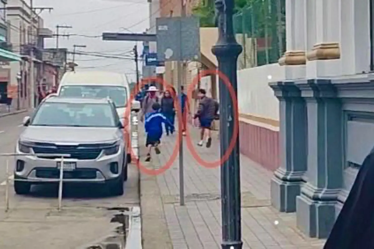 Presuntos carteristas en el centro de Tampico. Foto: Axel Hassel