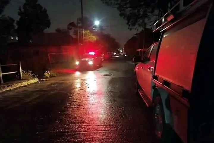 imagen recuadro Elementos de la Policía de Guadalupe en la zona donde se dio el hallazgo de los restos humanos. Foto: Facebook | Caza Noticias de NL.