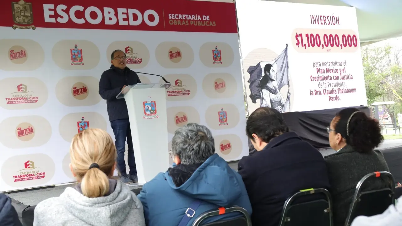 El alcalde de Escobedo, Andrés Mijes en pódium presentando los logros en infraestructura. Foto: Gobierno de Escobedo