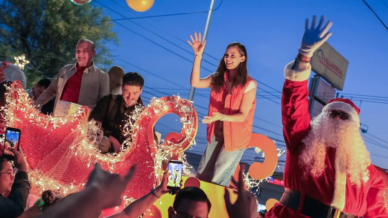 La titular de Amar a Nuevo León, Mariana Rodríguez, el gobernador Samuel García, Santa Claus y el alcalde de Guadalupe, Héctor García en el primer MacroDesfile. Foto: Facebook Mariana Rodríguez