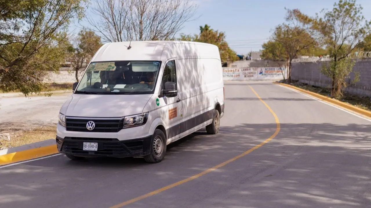 Un vehículo circulando por la nueva interconexión vial en el municipio de Juárez en el sector de Praderas de San Juan. Foto: Facebook Félix Arratia