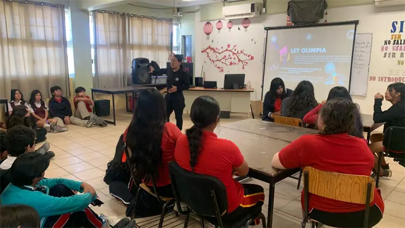 imagen recuadro Elementos de la Policía Estatal Cibernética impartieron una charla informativa en la Escuela Secundaria Refugio Rodríguez González para promover el uso seguro de redes sociales y prevenir fraudes, extorsiones y secuestros virtuales. Foto: Secretaría de Seguridad Pública BCS