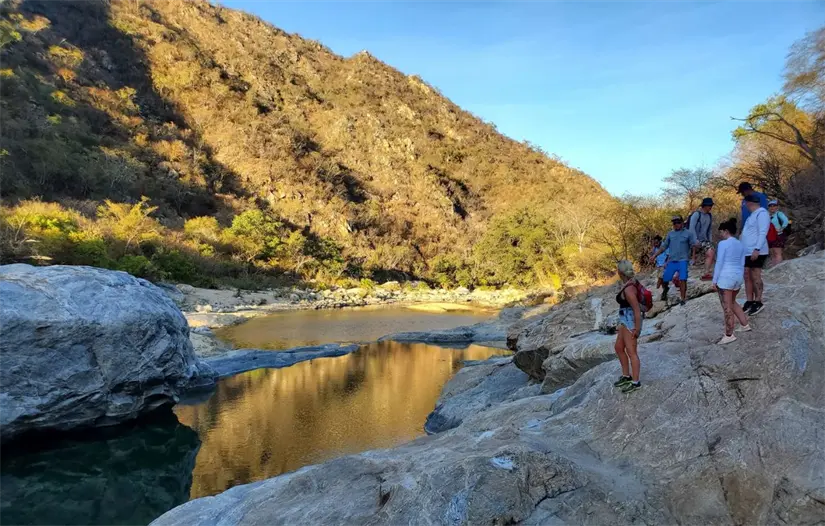 El recorrido por las Pozas de Miraflores incluye caminatas entre rocas, senderos naturales y zonas donde el agua se mantiene activa incluso en temporada invernal. Foto: AllTrails