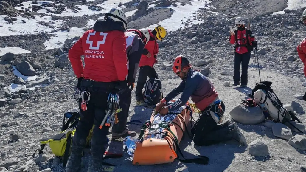 Alpinista de Edomex sufre lesiones en volc&aacute;n Citlalt&eacute;petl y es auxiliada por rescatistas mexiquenses