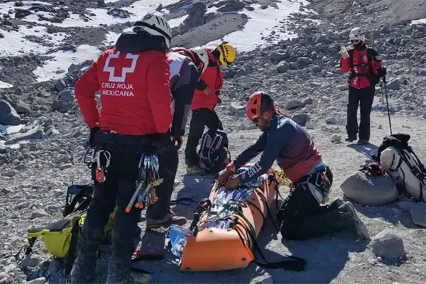 Alpinista de Edomex sufre lesiones en volcán Citlaltépetl y es auxiliada por rescatistas mexiquenses Alpinista de Edomex sufre lesiones en volcán Citlaltépetl y es auxiliada por rescatistas mexiquenses