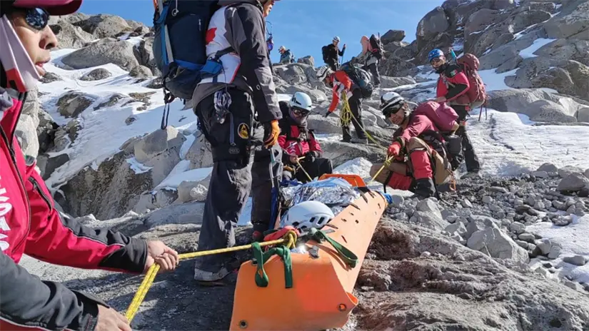 Autoridades realizando acciones para descender a la alpinista herida.  Foto: FB (Cruz Roja Estado de México)