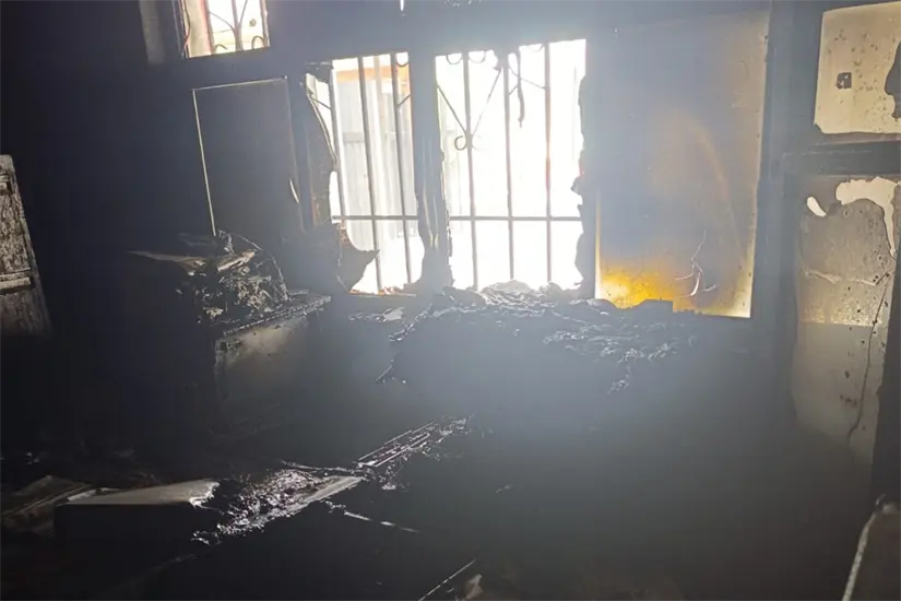 Los intrusos forzaron accesos y, tras robar equipo de oficina, prendieron fuego en la dirección. Foto: Rafael Hernández
