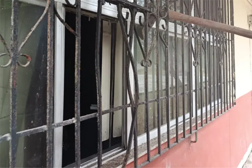 Las amantes de lo ajeno también incendiaron la dirección escolar, provocando severos daños en el inmueble. Foto: Rafael Hernández