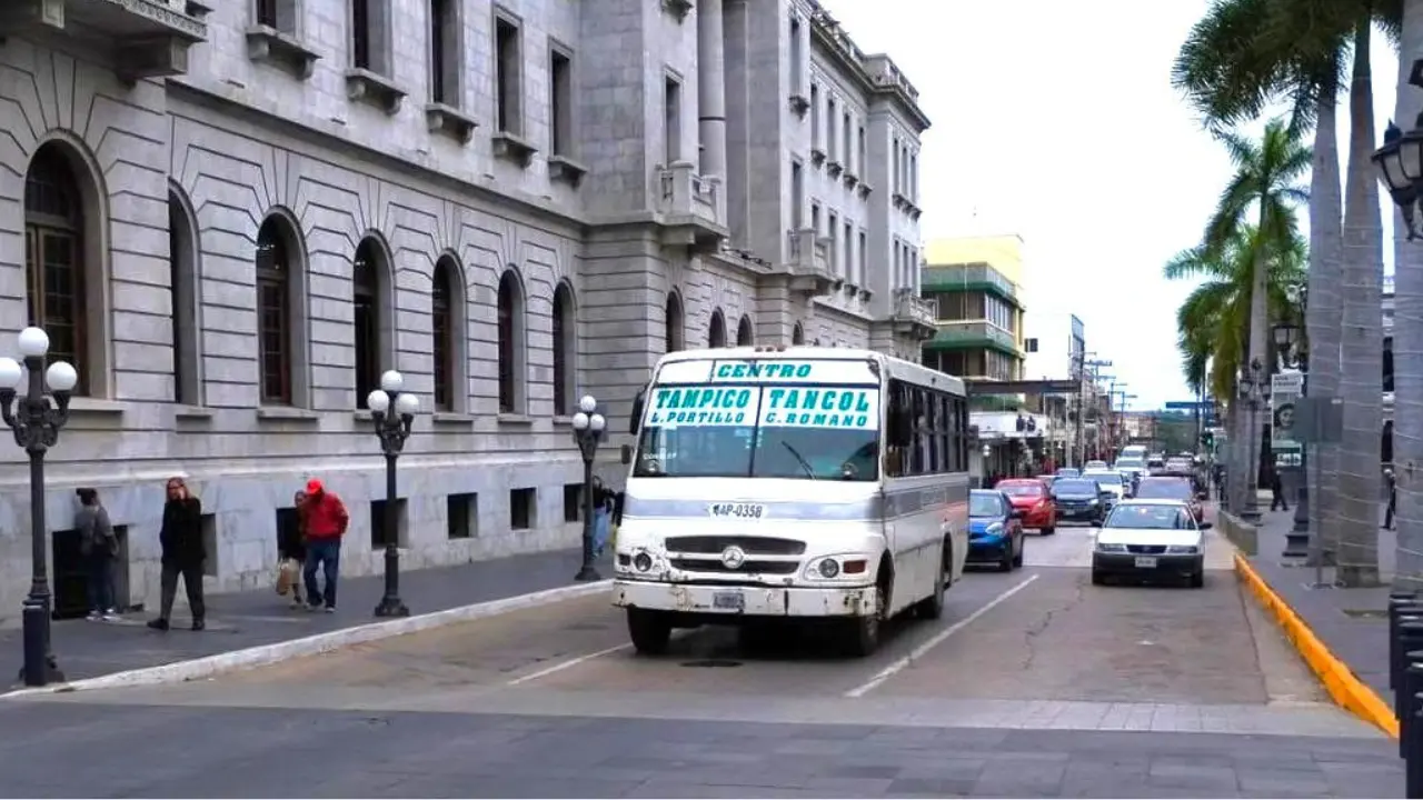 Ya son tres rutas las que se activaron nuevamente para el centro de Tampico, realizarán ascensos y descensos en puntos autorizados | Foto: Axel Hassel