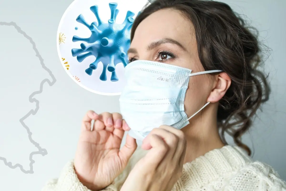 Mujer colocándose un cubrebocas para prevenir enfermedades respiratorias como la super gripe H3N2 en Coahuila / Foto: Composición de Canva