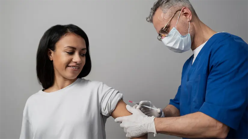 La vacunación no solo reduce la probabilidad de infección, sino que también disminuye hospitalizaciones y defunciones | Foto: Freepik