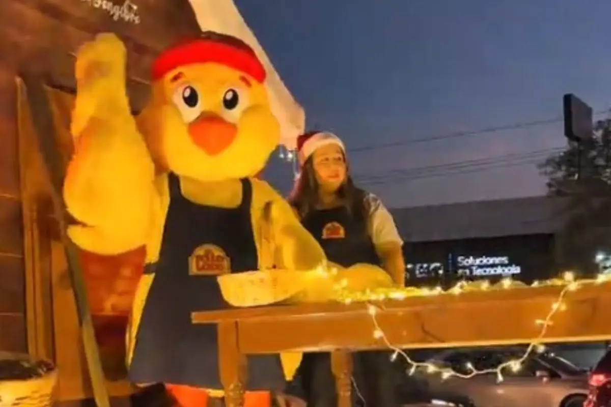 La participación de El Pollo Loco en el Desfile Navideño de Guadalupe emocionó a una joven quien no dudó en expresarle su amor. Foto: TikTok AndreaMoreno183