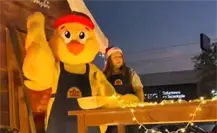 VIDEO | Joven se emociona al ver al Pollo Loco en desfile de Navidad VIDEO | Joven se emociona al ver al Pollo Loco en desfile de Navidad