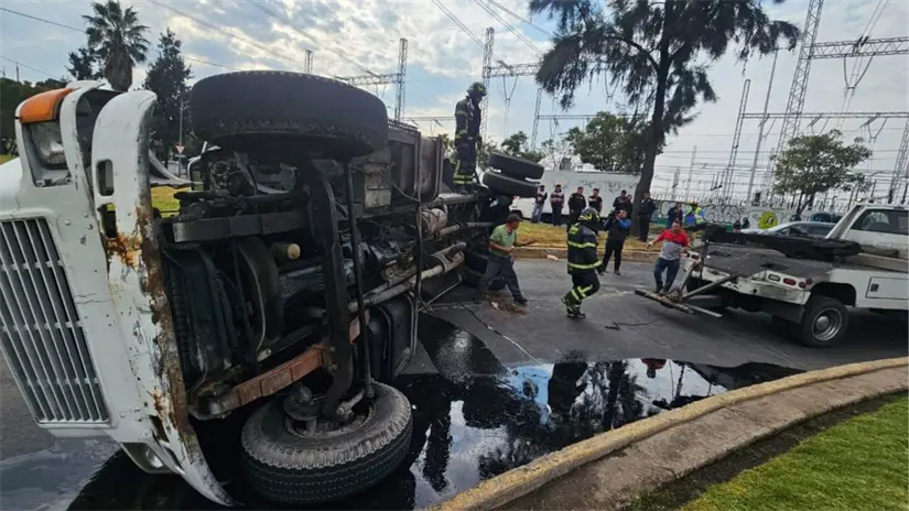 imagen recuadro Volcadura de pipa de agua en la alcaldía Iztapalapa. Foto: Luis Antonio Alfaro