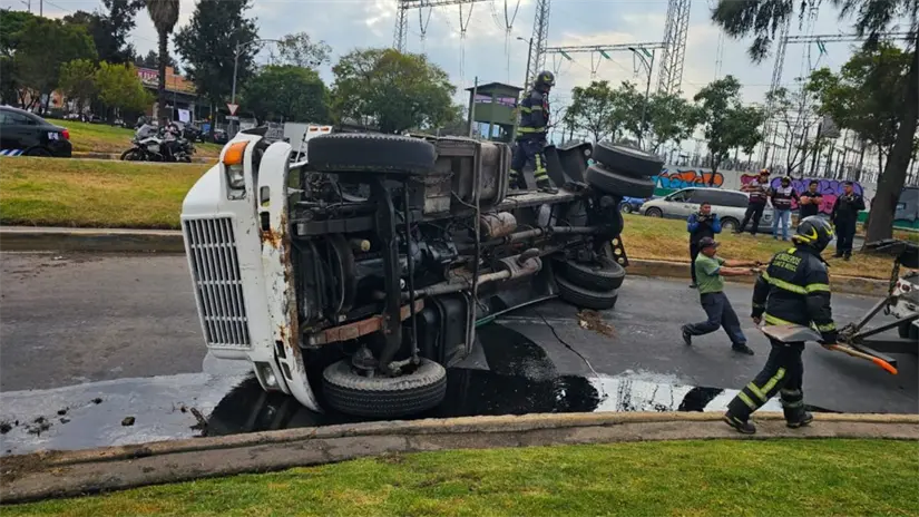 imagen recuadro Servicios de emergencia atendiendo volcadura de pipa de agua en alcaldía Iztapalapa. Foto: Luis Antonio Alfaro