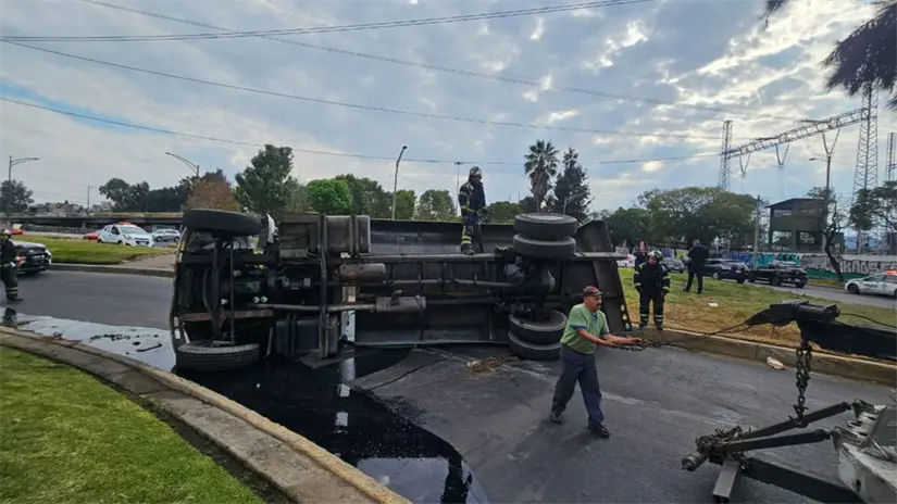imagen recuadro Volcadura de pipa de agua en alcaldía Iztapalapa. Foto: Luis Antonio Alfaro
