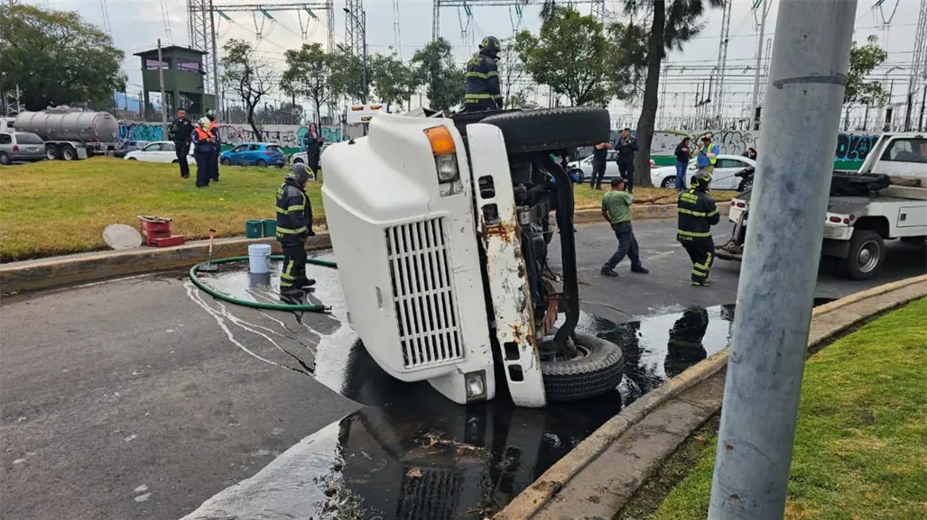 Pipa de agua vuelca en Iztapalapa y activa operativo de servicios de emergencia