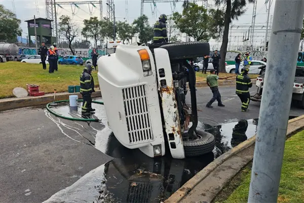 Pipa de agua vuelca en Iztapalapa y activa operativo de servicios de emergencia Pipa de agua vuelca en Iztapalapa y activa operativo de servicios de emergencia