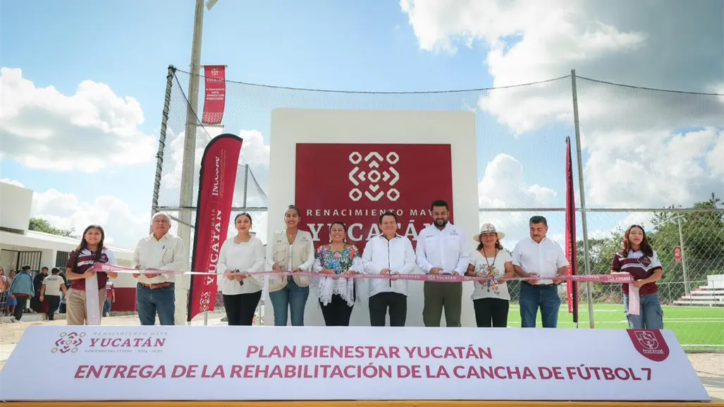 Joaqu&iacute;n D&iacute;az Mena entrega cancha de f&uacute;tbol 7 en Xocchel con inversi&oacute;n de 2.7 millones de pesos