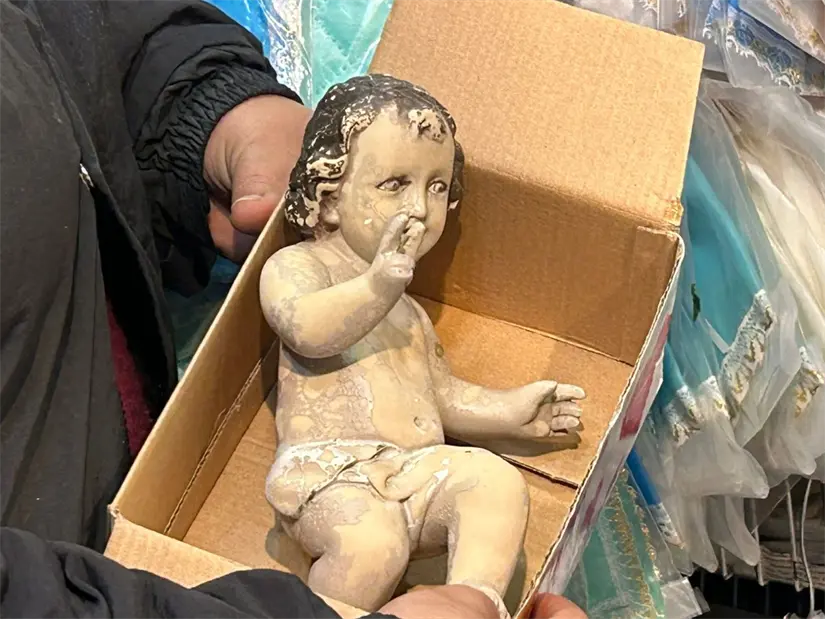 imagen recuadro En Monterrey, un Niño Dios rescatado de cenizas renace como símbolo de fe y esperanza gracias a una pareja solidaria. Foto: Rosy Sandoval