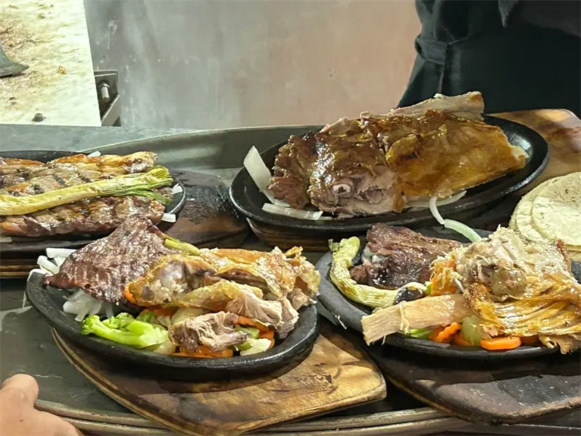 Carne asada y fútbol se combinan en Monterrey, uniendo a la comunidad en el disfrute de momentos especiales y deliciosos. Foto: Jorge López
