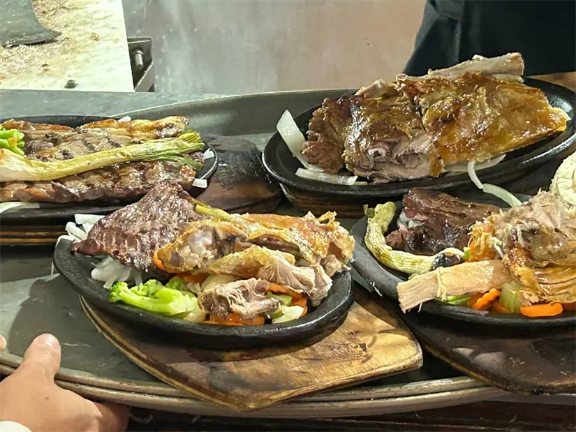La pasión por el fútbol y la carne asada en Monterrey crean una experiencia única que trasciende las fronteras del estadio. Foto: Jorge López