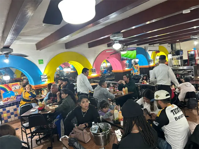 En Monterrey, la carne asada y el fútbol se entrelazan, formando un lazo cultural que celebra la convivencia y la amistad. Foto: Jorge López