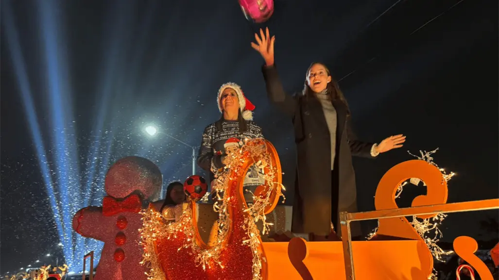 Mariana Rodr&iacute;guez encabeza segundo desfile de navidad en Nuevo Le&oacute;n