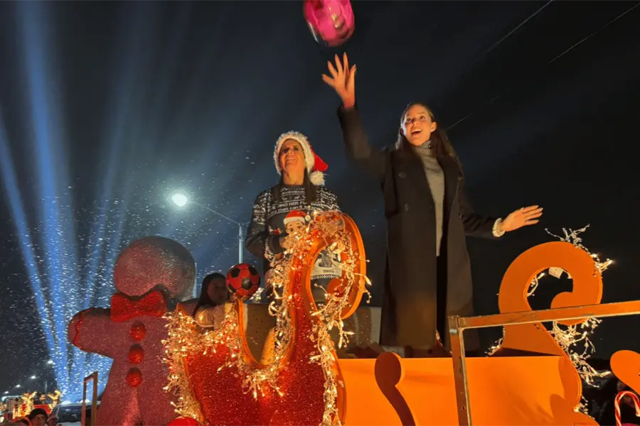 Mariana Rodríguez encabeza segundo desfile de navidad en Nuevo León