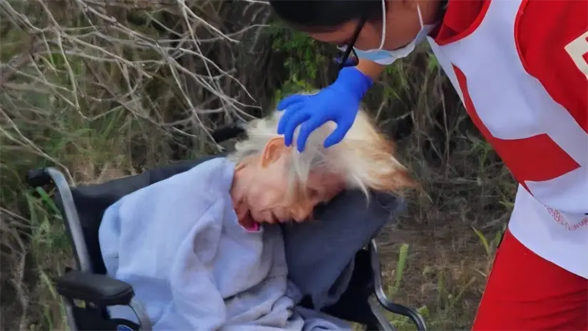 imagen recuadro La abuelita fue atendida por la Cruz Roja y llevada al hospital para su revisión | Foto: redes Matamoros