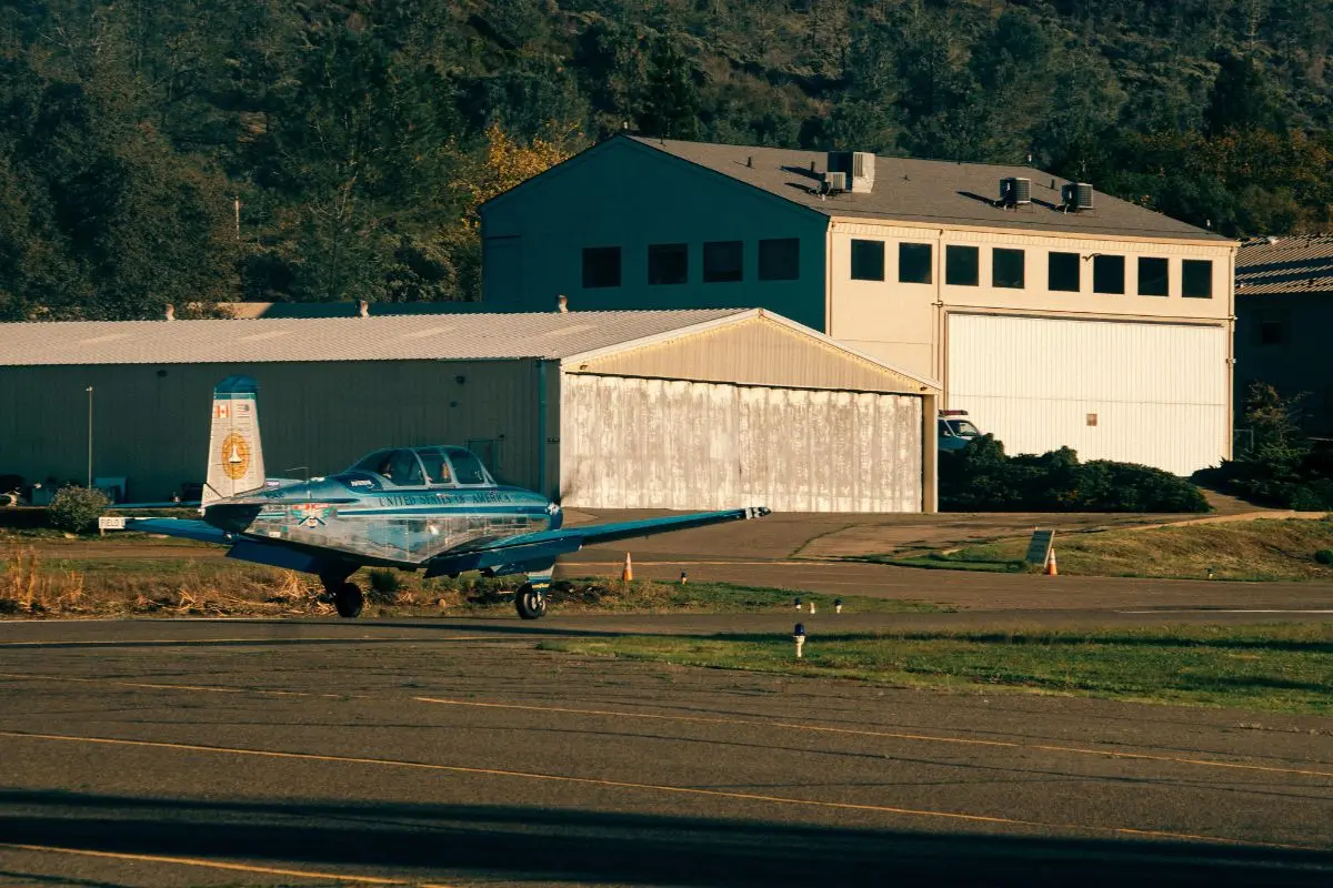 hangar de aeródromo ilustrando la construcción planeada en Parras de la Fuente / Foto: Canva