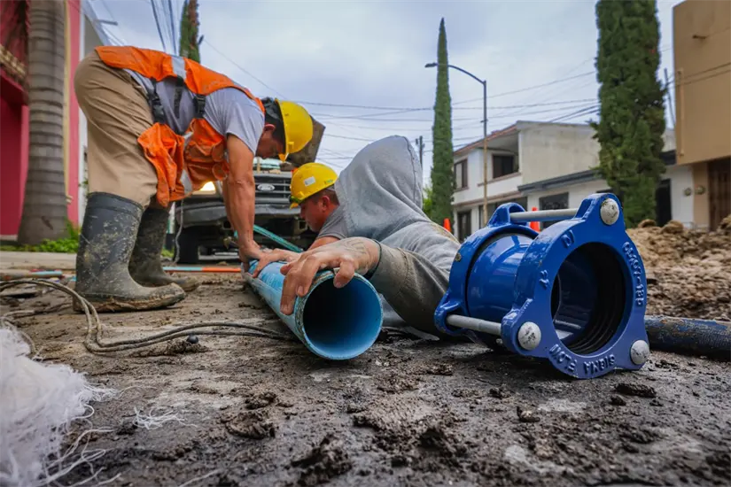 imagen recuadro Personal de Agua y Drenaje de Monterrey realiza trabajos de reparación de tuberías en diferentes puntos del área metropolitana. Foto: Facebook Agua y Drenaje de Monterrey