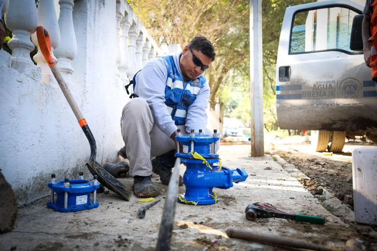 Una cuadrilla de Agua y Drenaje de Monterrey realiza trabajos de mantenimiento de tubería en un lugar del área metropolitana. Foto: Facebook Agua y Drenaje de Monterrey