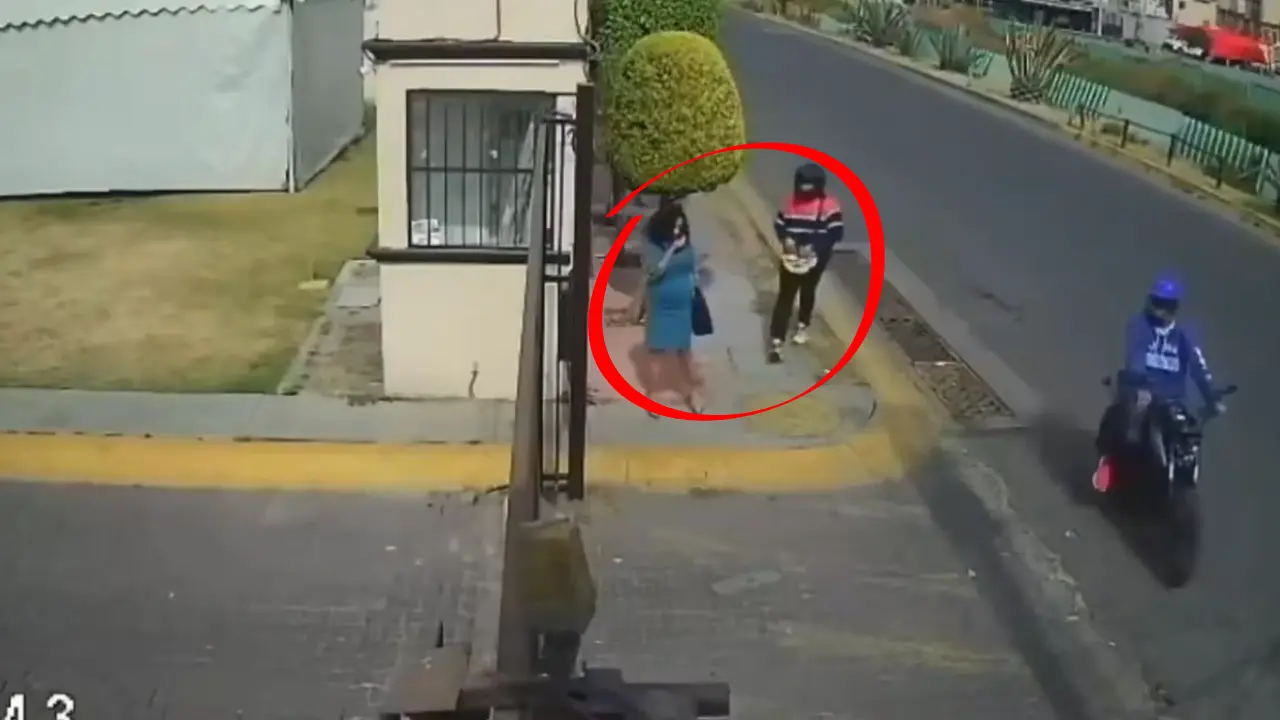 Momento en que una mujer es interceptada por asaltante en Ecatepec. Foto: FB (Posta Edomex)