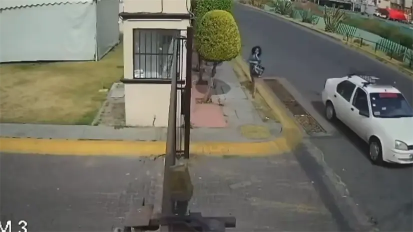 imagen recuadro Momento en que la mujer llega a su destino en Ecatepec. Foto: X (@POSTAEdomex)