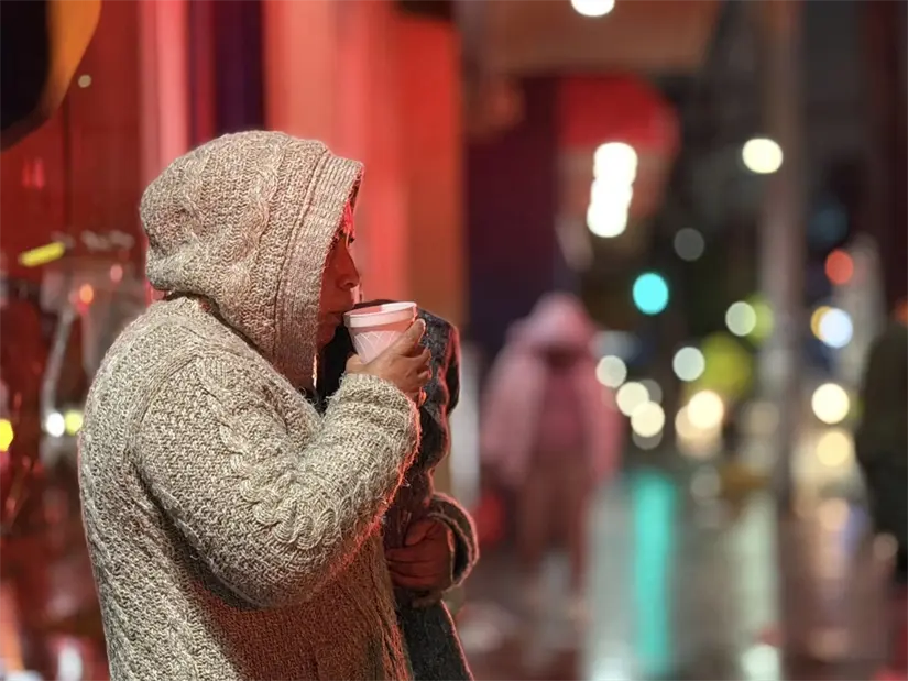 Ante el pronóstico de bajas temperaturas es importante abrigarse e ingerir bebidas calientes. Foto: Facebook Protección Civil de Nuevo León