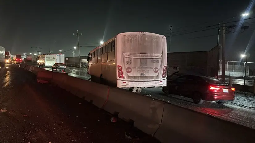 La vialidad se vió afectada por el choque y posterior volcadura. Foto: POSTA.