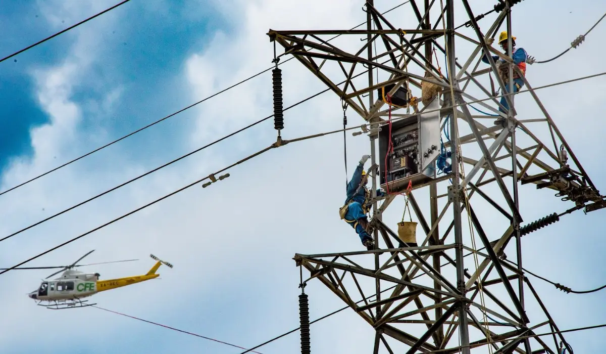 Trabajadores de CFE en servicio. Foto: X (@CFEmx)