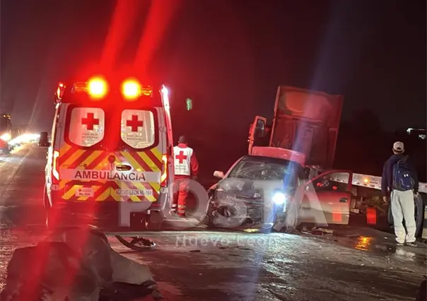 VIDEO | Choque m&uacute;ltiple provoca volcadura y deja dos heridos en Escobedo