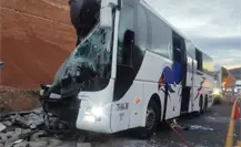 Choque de autobús y camión de carga en Oaxaca deja dos muertos y 11 heridos; los conductores huyeron Choque de autobús y camión de carga en Oaxaca deja dos muertos y 11 heridos; los conductores huyeron