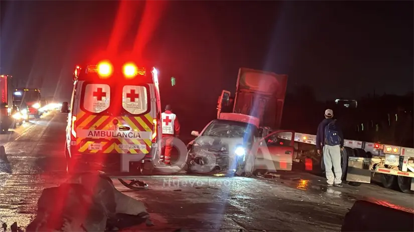 Paramédicos de la Cruz Roja y elementos de Protección Civil de Nuevo León acudieron al rescate tras el incidente vial. Foto: POSTA.