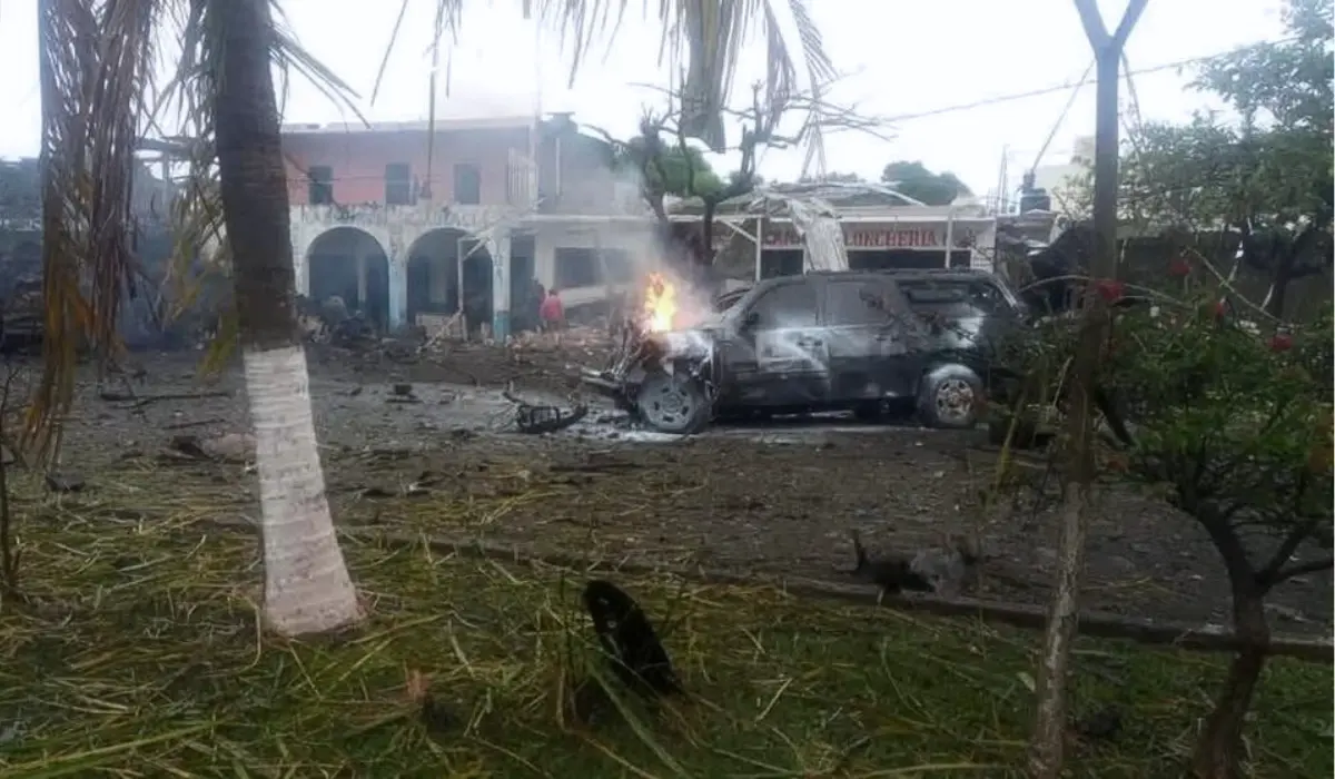 Auto afectado por la explosión del coche bomba en Coahuayana, Michoacán. Foto: X (@El4toPODERmx)