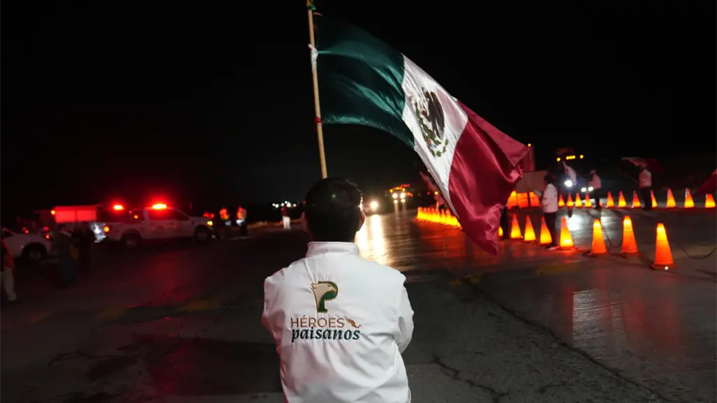 Cruzan más de 4 mil migrantes en caravana de Estados Unidos a México por puente internacional de Nuevo Laredo