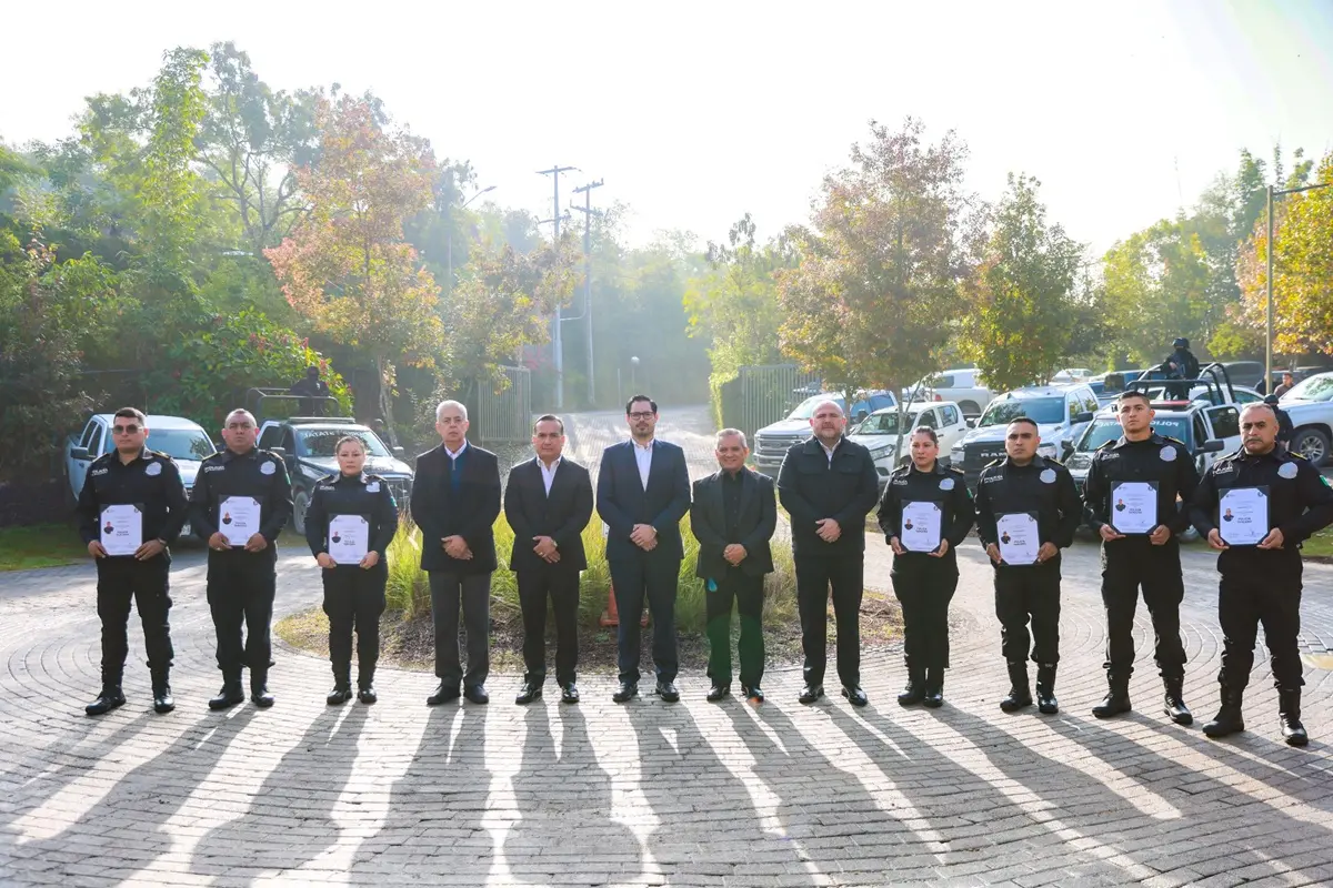 El alcalde de Santiago, David de la Peña, junto a los 8 elementos de la Secretaría de Seguridad municipal que obtuvieron nuevos grados. Foto: Gobierno de Santiago