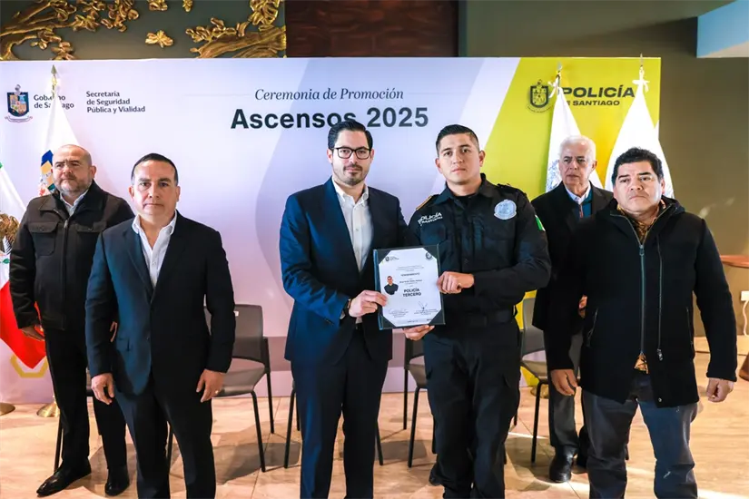 imagen recuadro El alcalde de Santiago, David de la Peña, entrega un reconocimiento a uno de los policías que fueron ascendidos en cargo. Foto: Gobierno de Santiago