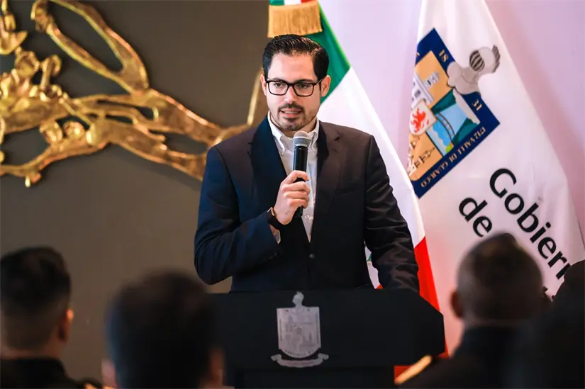 imagen recuadro El alcalde de Santiago, David de la Peña, da un mensaje a 8 elementos de la Secretaría de Seguridad municipal que fueron ascendidos de cargo. Foto: Gobierno de Santiago