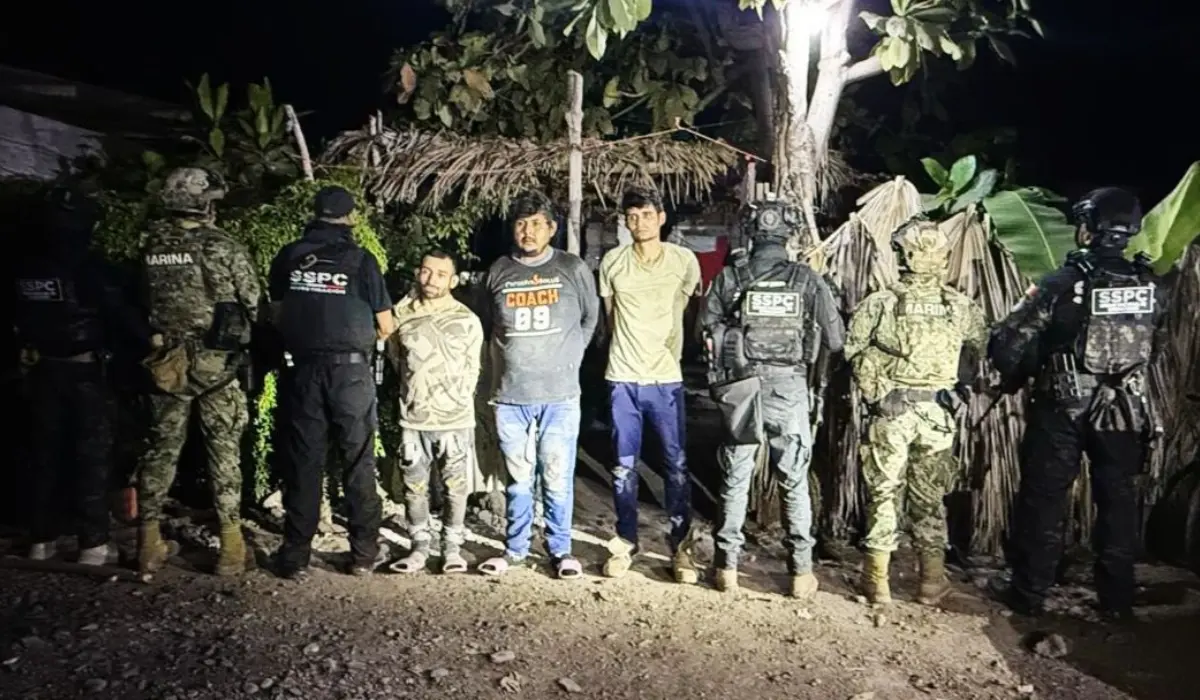 Los tres sujetos detenidos junto a personal de seguridad federal. Foto: X (@OHarfuch)